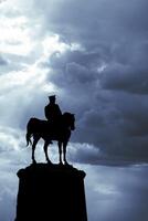 Silhouette von Statue von mustafa kemal atatürk im Ulus Ankara mit wolkig Himmel foto