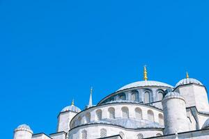 Sultan Ahmed oder Sultanahmet oder Blau Moschee Kuppeln mit klar Blau Himmel foto