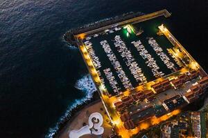 oben Aussicht von das Yachthafen mit Yachten beim Nacht auf das Insel von Teneriffa, Kanarienvogel Inseln, Spanien foto