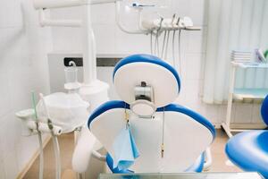 ein leerer Stuhl in der Zahnarztpraxis. leere Zahnarztpraxis foto