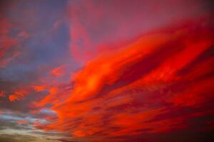 rot oder Orange Wolken beim Sonnenuntergang. Wolkenlandschaft Hintergrund Foto