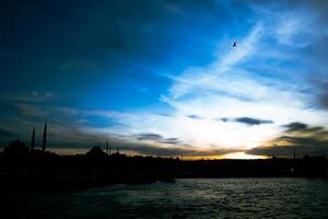 Istanbul Silhouette. Stadtbild von Istanbul beim Sonnenuntergang. Reise zu Truthahn foto