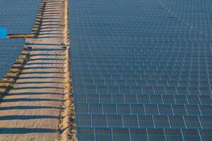 Solar- Leistung Pflanze mit pv Paneele auf das hügel. verlängerbar Energie Hintergrund Foto