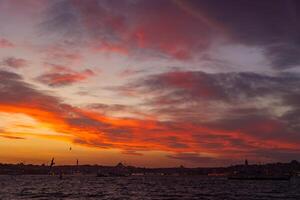 Silhouette von Istanbul mit dramatisch Wolken beim Sonnenuntergang foto