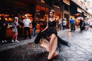 ein schön stilvoll Braut im ein schwarz Kleid Spaziergänge durch Florenz, ein Modell- im ein schwarz Kleid im das alt Stadt von Italien foto