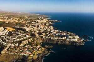 oben Aussicht von das Häuser gelegen auf das Felsen von los Giganten beim Sonnenuntergang, Teneriffa, Kanarienvogel Inseln, Spanien foto