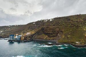 Rau felsig Klippen im das Norden von teneriffa.schwarz Strand im das Kanarienvogel Inseln. Felsen, vulkanisch Felsen, atlantisch Ozean foto