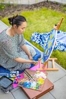 asiatisch jung Frau Gemälde Bild von Zitronen auf Blau Decke im Zuhause Terrasse. hoch Qualität Foto