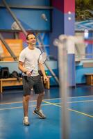 Mann spielen Badminton im Sport tragen auf Innen- Gericht foto