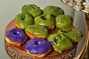 Pandan und ube Glasur Krapfen foto