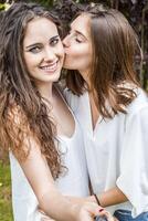 zwei weiblich jung freunde nehmen ein Selfie umarmt zusammen foto