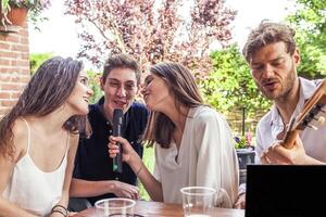 Gruppe von jung freunde haben Spaß Singen ein Lied foto