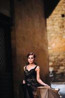 ein schön stilvoll Braut im ein schwarz Kleid Spaziergänge durch Florenz, ein Modell- im ein schwarz Kleid im das alt Stadt von Italien foto