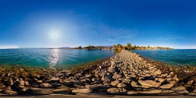 nahtlos 360 Grad kugelförmig Panorama von Wellenbrecher Kap auf issyk-kul See beim sonnig Herbst Tag foto