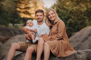 glücklich Familie von drei im das Sommer- im das Park im Natur foto