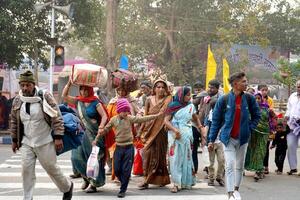 15 .. Januar 2023, Kalkutta, Westen Bengalen, Indien. Pilger von Kreuzung Straße während Ganga sagar mela beim Kolkata Transit Lager foto