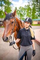 schön jung Frau tragen Helm streicheln zu ihr braun Pferd foto