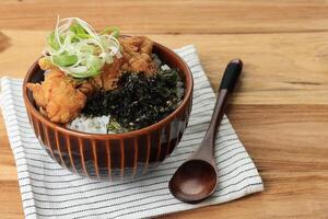 Reis Schüssel mit Karaage Belag und nori Flocken foto