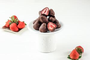 getrocknet Erdbeere Glasur mit Milch Schokolade foto
