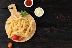 oben Aussicht Kartoffel knapp Französisch Fritten beschichtet mit würzen Pulver foto