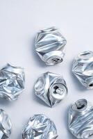 Aluminium gebrochen Büchsen. Sortierung Müll zum recyceln. foto