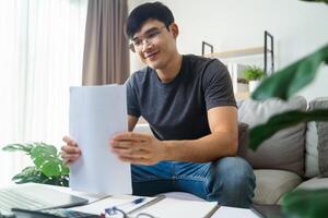 das glücklich Mann zufrieden wann er bekommt gut Nachrichten im Papier, endet arbeiten, macht ein gut Geschäft handeln, Job Förderung, Darlehen Genehmigung, großartig Prüfung Ergebnis foto