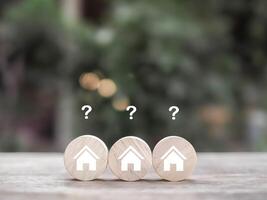 Miniatur Haus mit Frage Kennzeichen Symbole.die Konzept von wählen geeignet Haus zum Planung Leben im das Zukunft. echt Nachlass foto