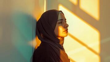 ai generiert ein Hijab Frauen im Zimmer Nein Ausdruck tragen modisch Hijab Mode mit Sonnenstrahlen und Copyspace foto