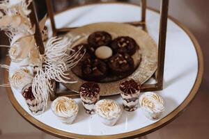 Mandel Kekse, Süss Kuchen zum ein Hochzeit Bankett. ein köstlich Rezeption, ein luxuriös Zeremonie. Tabelle mit Süßigkeiten und Nachspeisen. köstlich bunt Französisch Nachspeisen auf ein Teller oder Tisch. Süßigkeiten Bar. foto