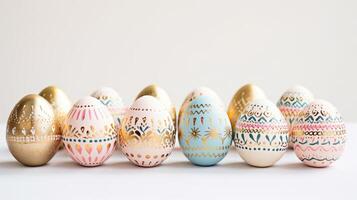 ai generiert Gold und Pastell- bunt Ostern Ei, ai foto