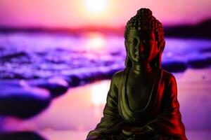 Buddha Purnima und vesak Tag Konzept, Buddha Statue mit niedrig Schlüssel Licht gegen schön und bunt Hintergrund. Meditation foto