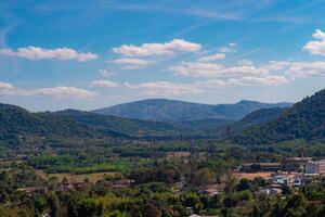 Antenne Panorama, Dort ist ein sehr bekannt Tourist Ziel mit Ansichten von das Berge, Dorf, und ein Bauernhof. foto