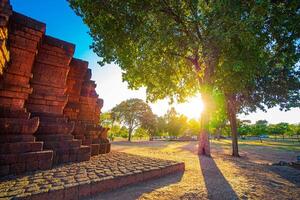 Landschaft historisch Park. das uralt Tempel Das die Geschenke Menschen ist gelegen im Thailands historisch Stadt. Welt Erbe. foto