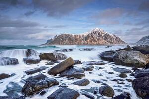 felsig Küste von Fjord im Norwegen foto