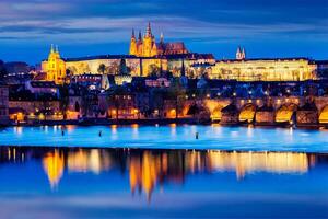 Aussicht von Charles Brücke und Prag Schloss im Dämmerung foto