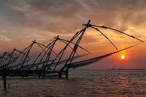 Chinesisch Netzstrümpfe auf Sonnenuntergang. Kochi, Kerala, Indien foto