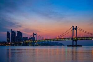 gwangan Brücke auf Sonnenaufgang. Busan, Süd Korea foto