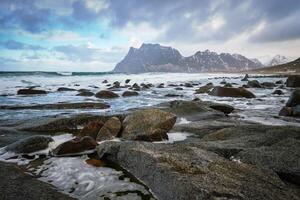 Strand von Fjord im Norwegen foto