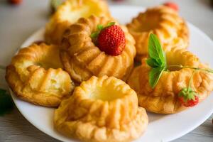 gekocht Süss Quark Cupcakes mit frisch Erdbeeren und Minze foto