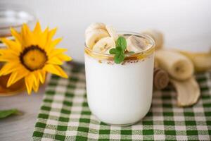 Süss hausgemacht Joghurt mit Bananen und Honig foto