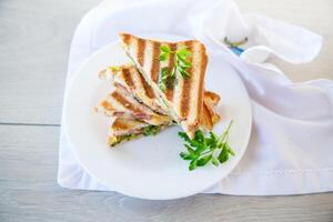 gebraten Toast ausgestopft mit Wurst, Käse und Grüns innen, im ein Schüssel . foto