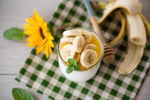 Süss hausgemacht Joghurt mit Bananen und Honig foto