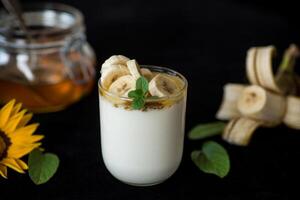 Süss hausgemacht Joghurt mit Bananen und Honig foto