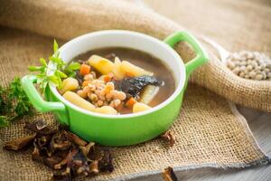 Pilz heiß Suppe mit Bohnen im ein Schüssel foto