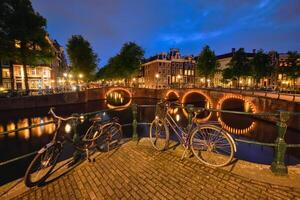 Amsterdam Kanal, Brücke und mittelalterlich Häuser im das Abend foto