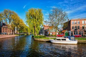 Boote, Häuser und Kanal. Harlem, Niederlande foto