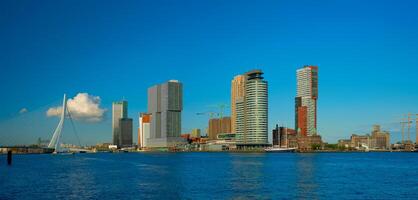 Rotterdam Wolkenkratzer Horizont und Erasmusbrug Brücke Über von nieuwe maas Fluss. Rotterdam foto