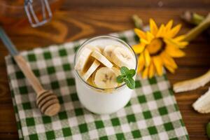 Süss hausgemacht Joghurt mit Bananen und Honig foto