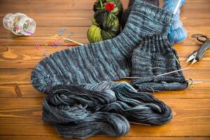 einstellen zum Hand Stricken warm Winter Socken gemacht von natürlich Wolle Garn. foto