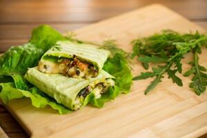 Grün heiß Vegetarier Pita-Brot Brot mit Pilze und anders Gemüse, mit Grüner Salat Blätter . foto